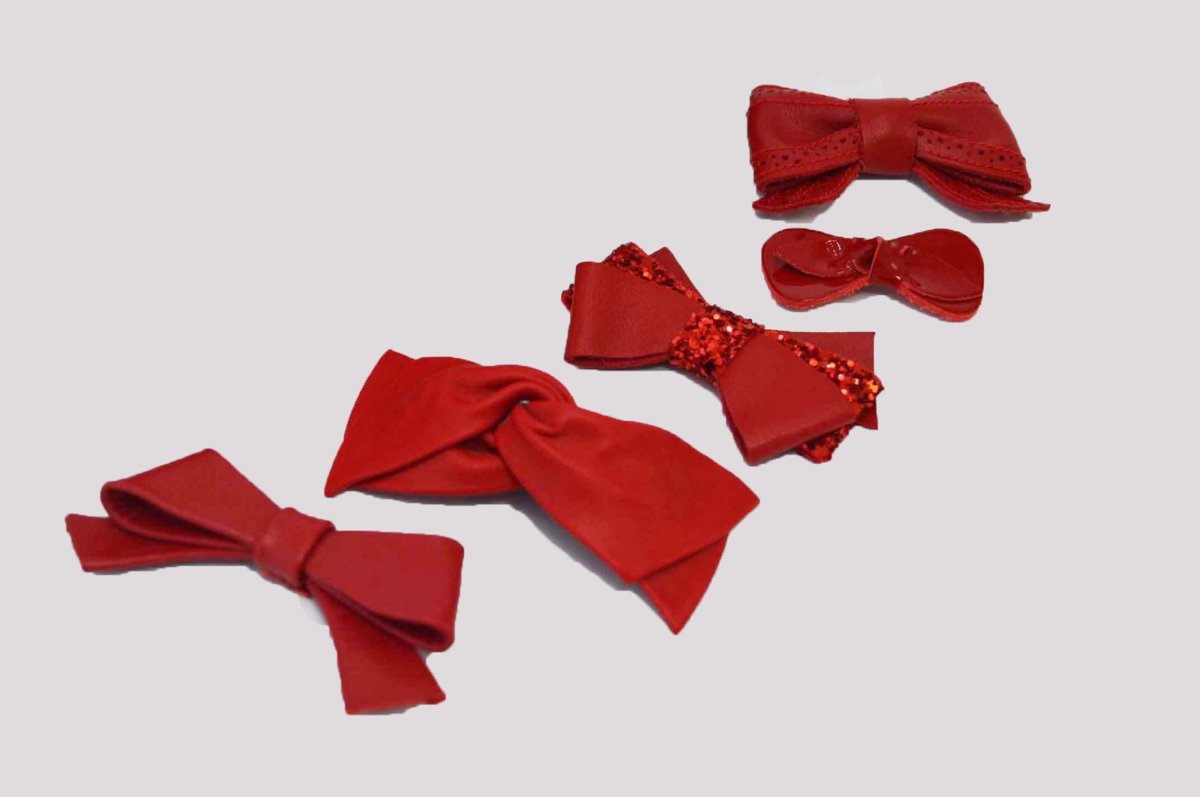 Adornos lazo de piel en rojo para zapatos