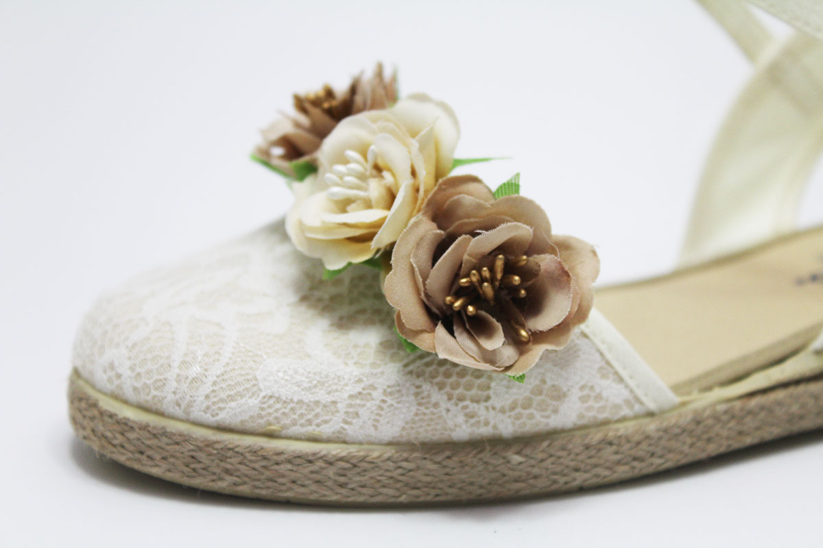 Alpargata bordado beige flores doradas - Imagen 3