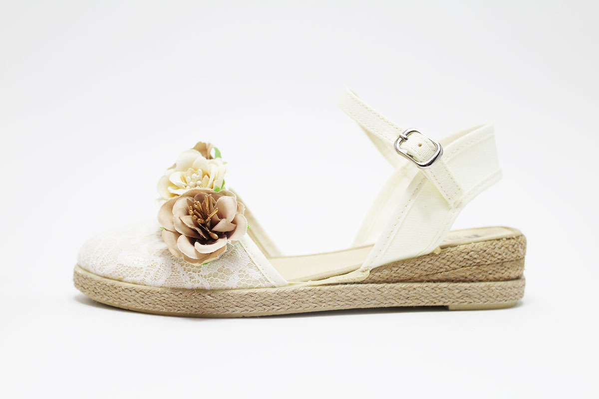 Alpargata bordado beige flores doradas - Imagen 4