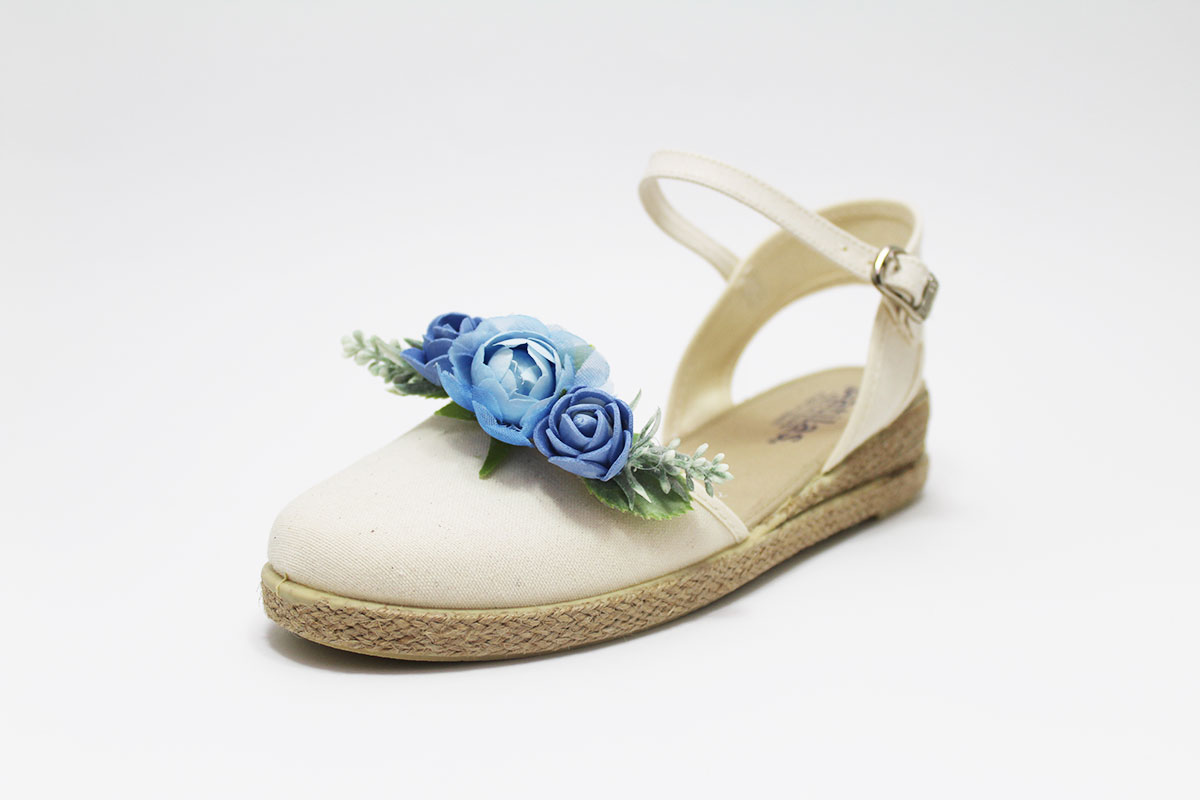 Alpargata beige con flor azul niña - Imagen 6