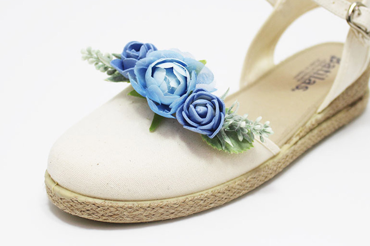 Alpargata beige con flor azul niña - Imagen 3