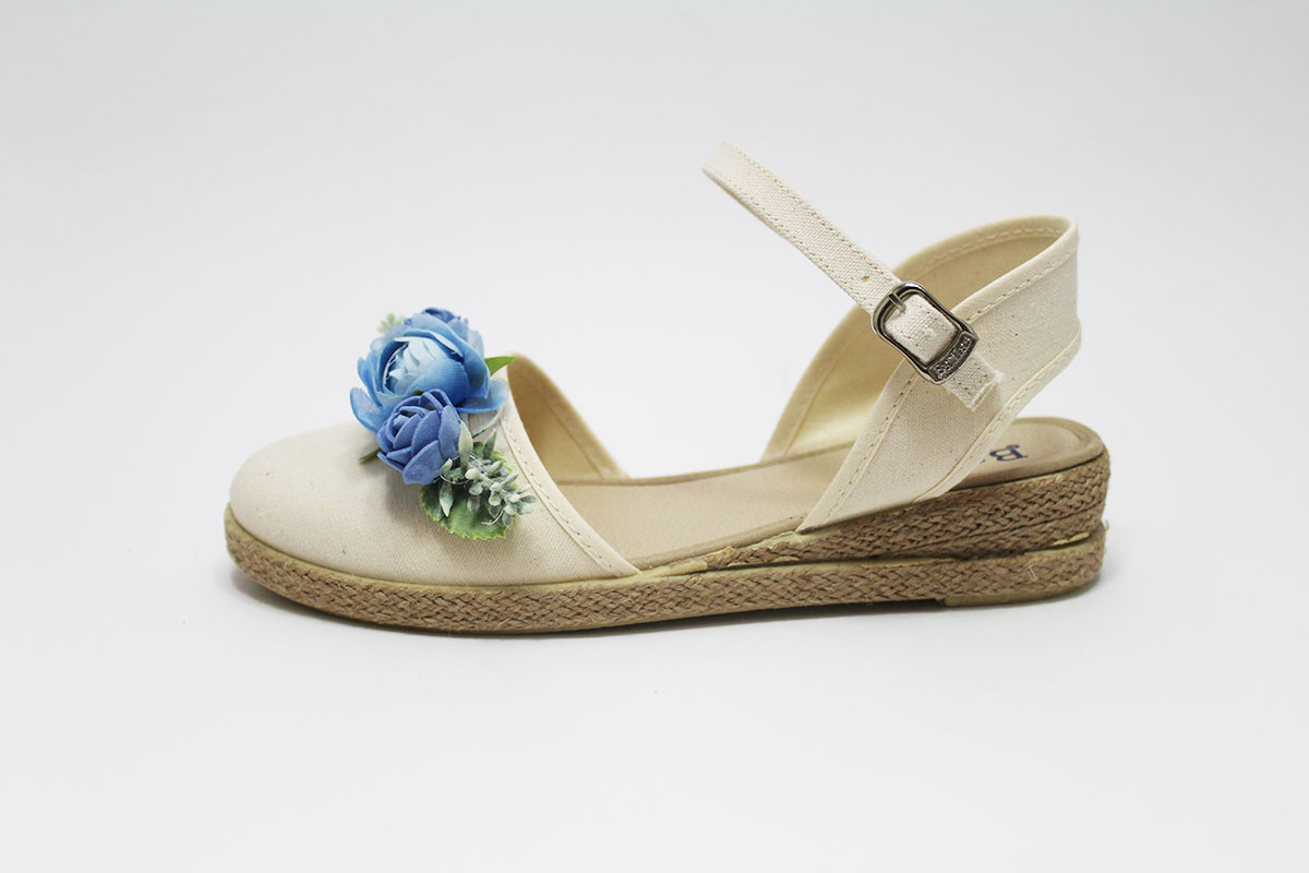 Alpargata beige con flor azul niña - Imagen 4