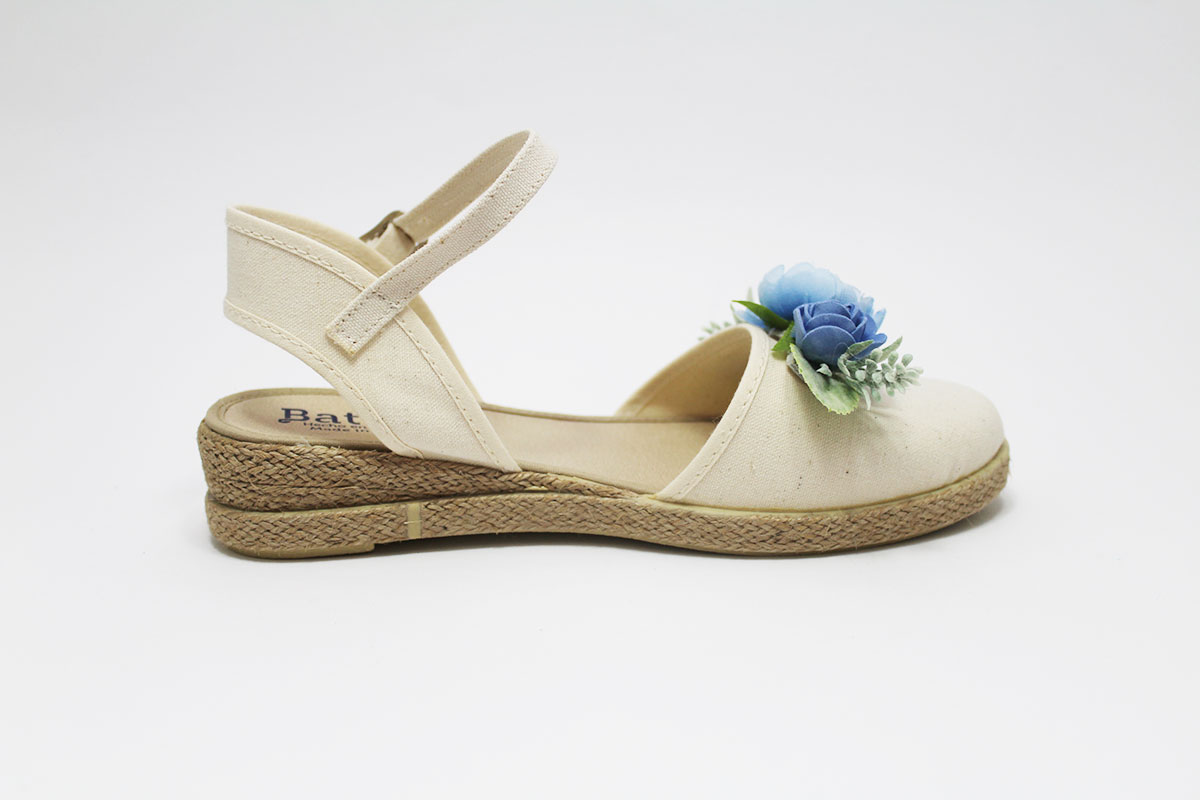 Alpargata beige con flor azul niña - Imagen 5
