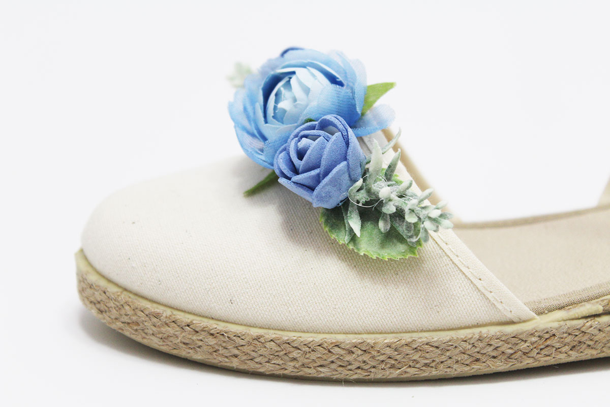 Alpargata beige con flor azul niña - Imagen 7