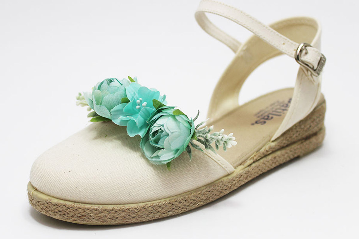 Alpargata beige con flores verde menta niña - Imagen 3