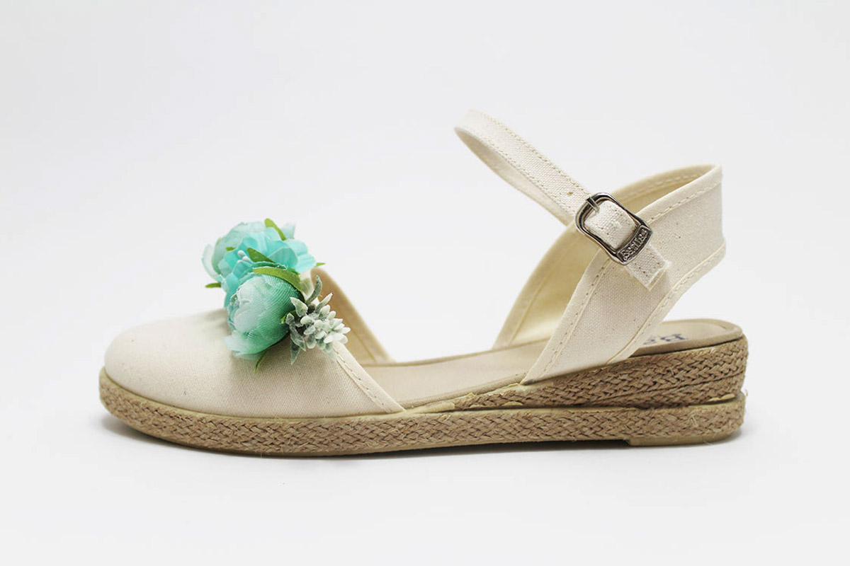 Alpargata beige con flores verde menta niña