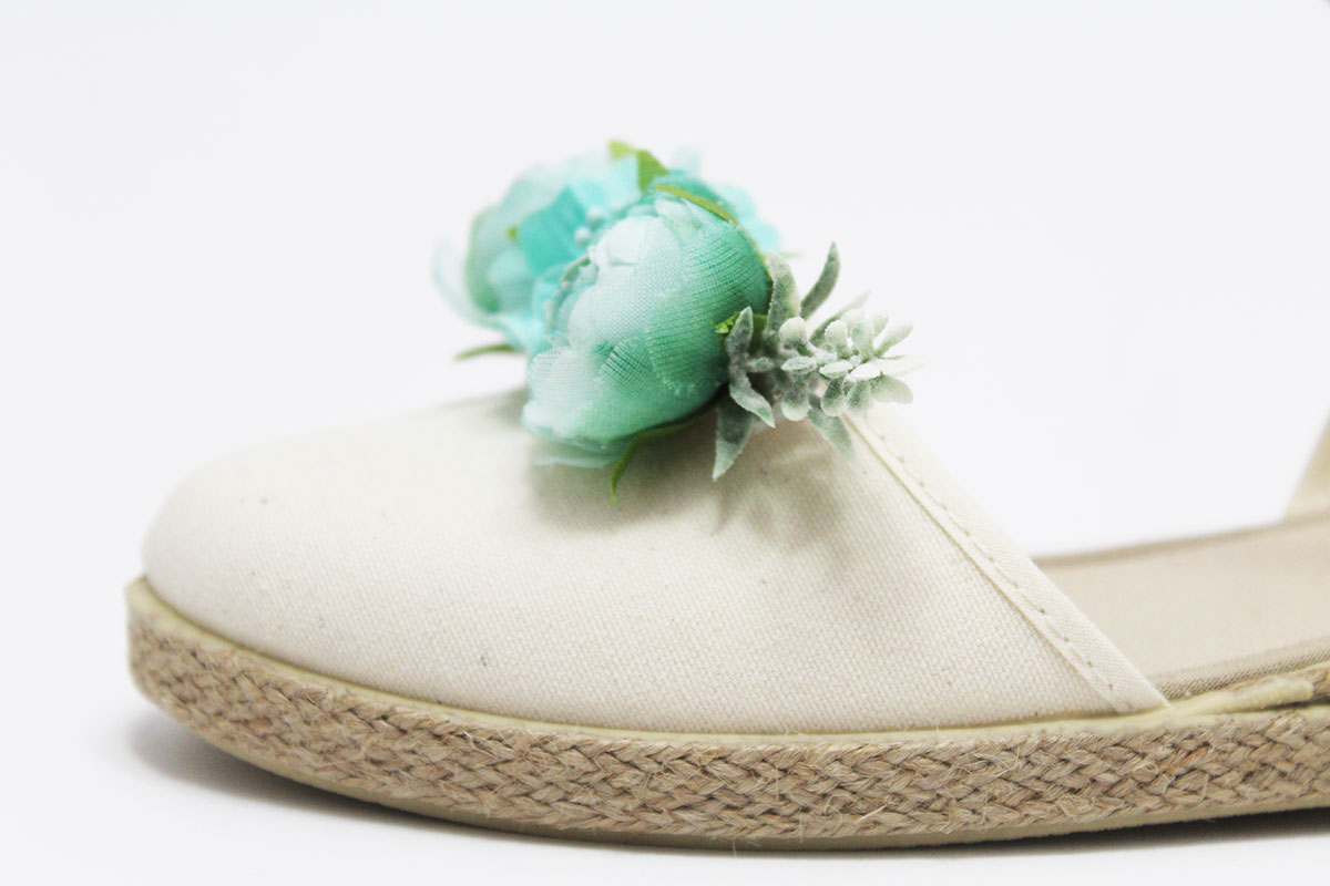 Alpargata beige con flores verde menta niña - Imagen 4