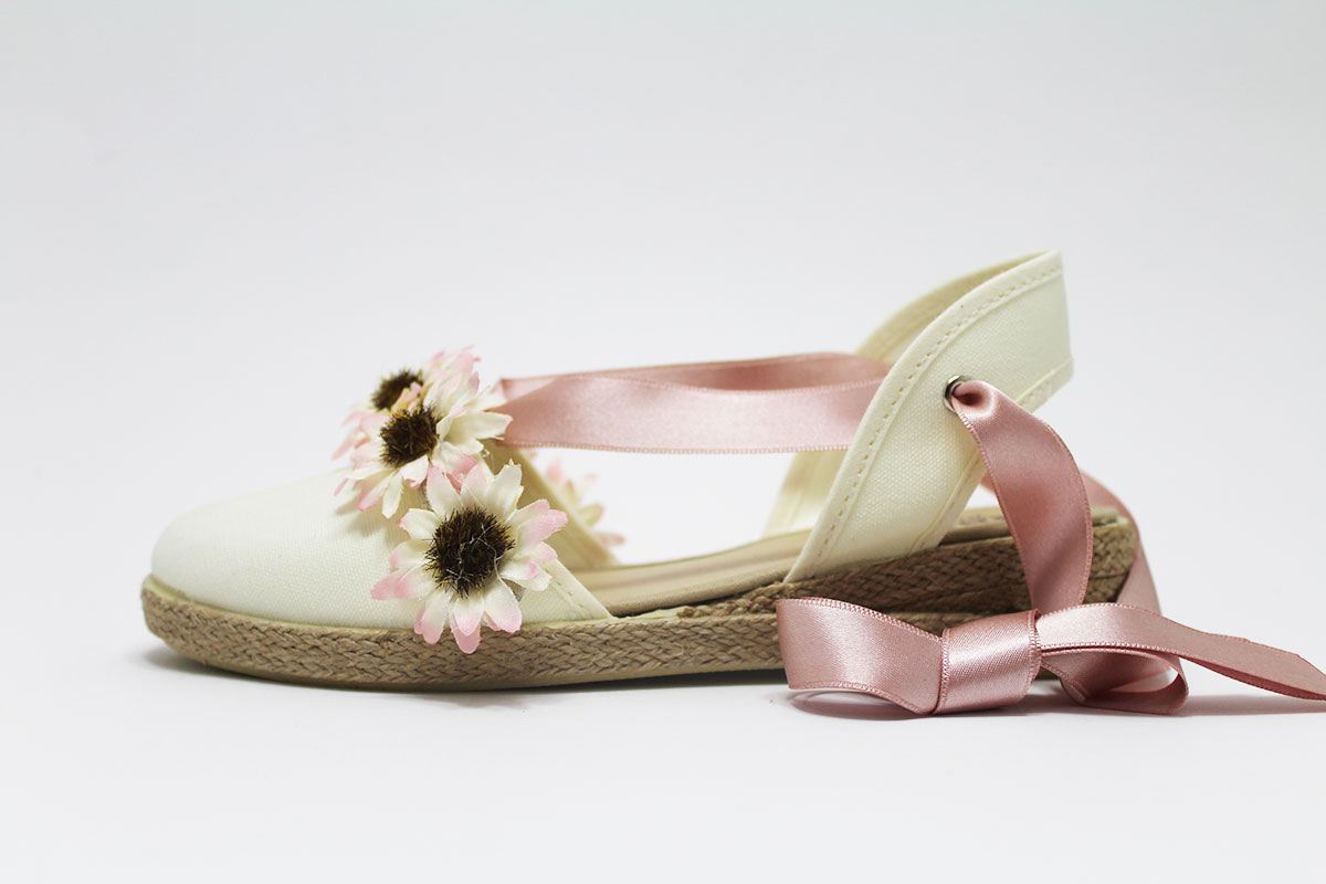 Alpargata beige margaritas lazos niña - Imagen 6