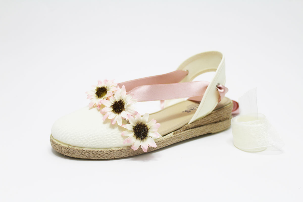 Alpargata beige margaritas lazos niña