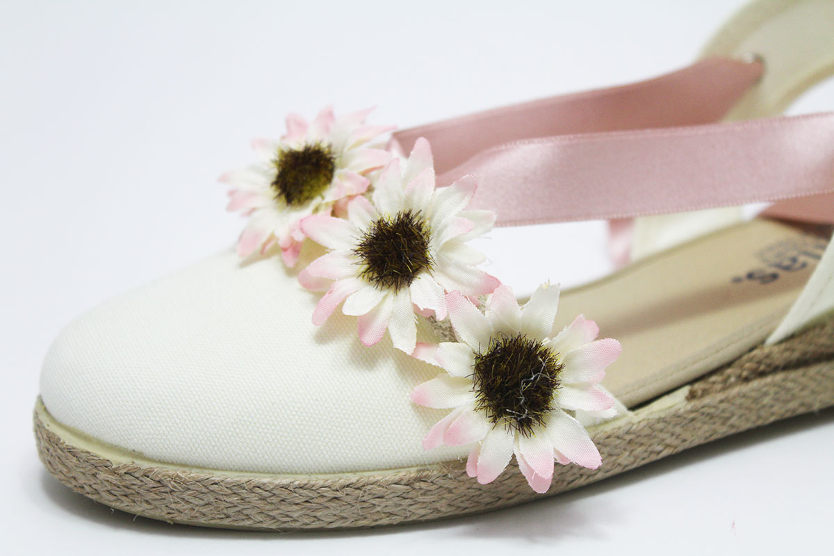 Alpargata beige margaritas lazos niña - Imagen 3