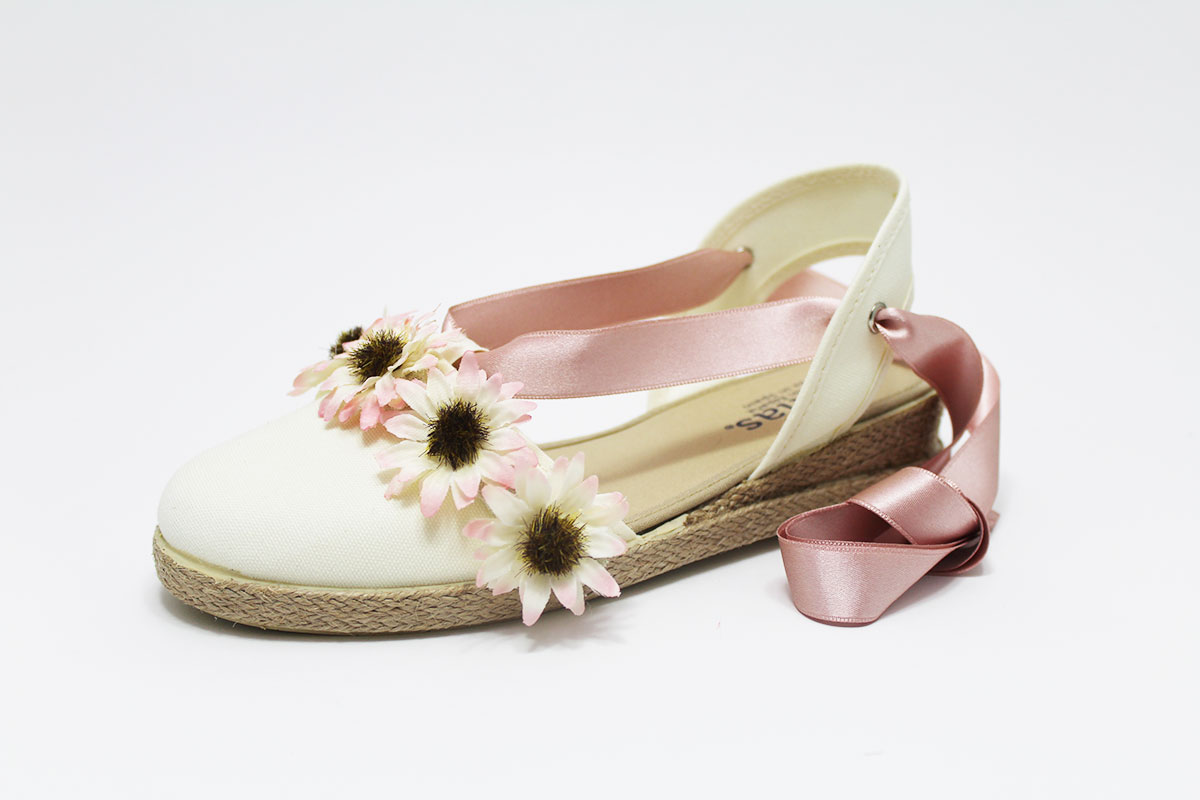 Alpargata beige margaritas lazos niña - Imagen 4