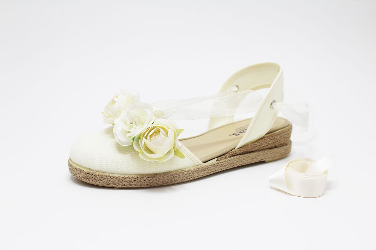 Alpargata beige tres flores cintas niña