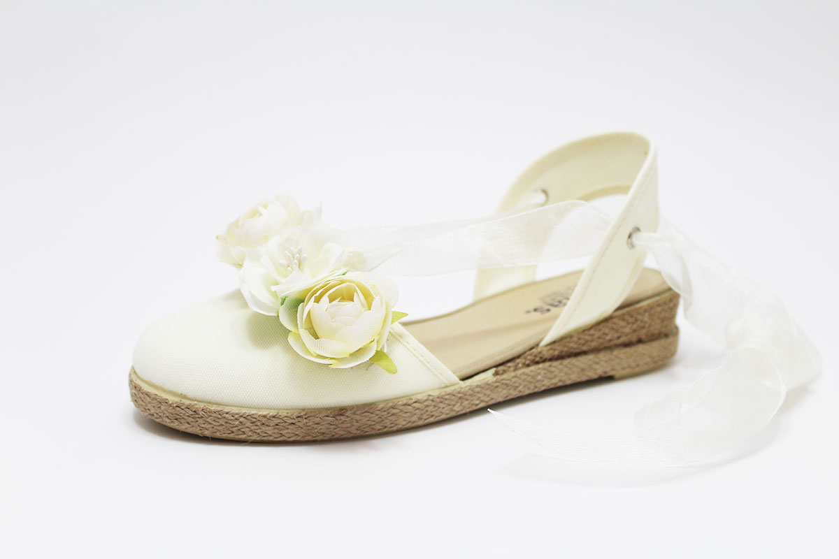 Alpargata beige tres flores cintas niña - Imagen 6