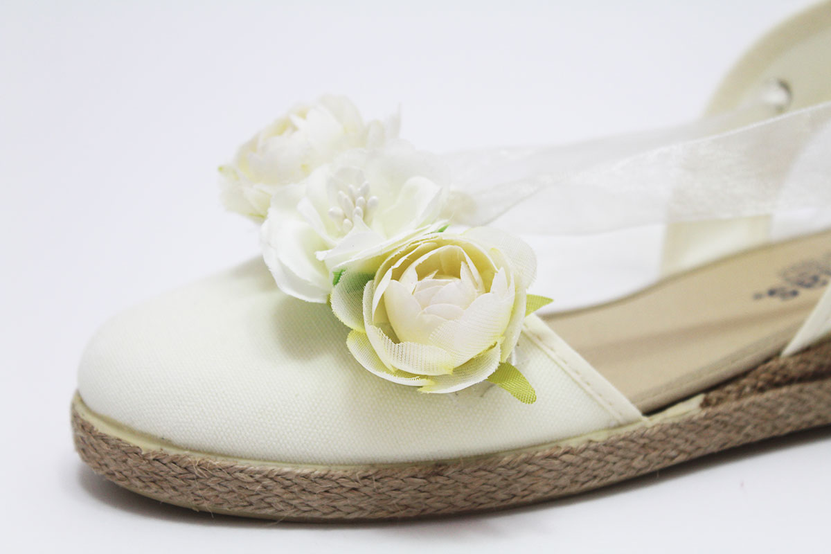 Alpargata beige tres flores cintas niña - Imagen 7