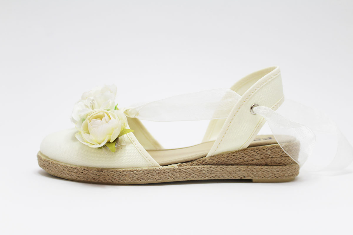 Alpargata beige tres flores cintas niña - Imagen 3