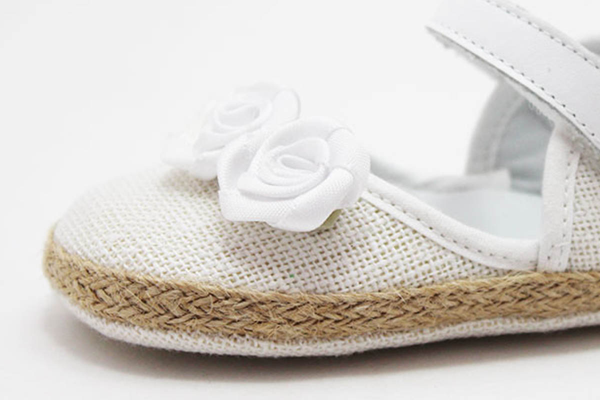 Alpargatas bebé blanco lino flor - Imagen 3