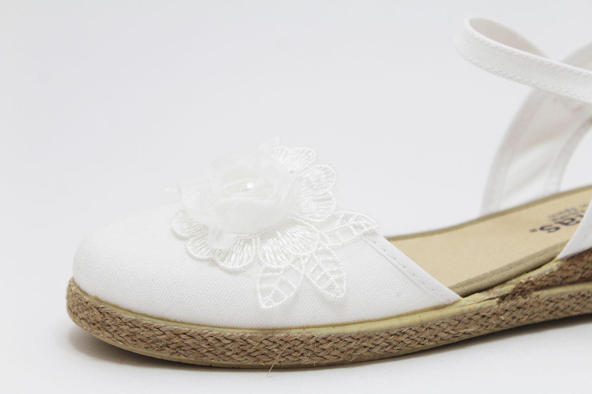 Alpargata hebilla flor blanco bordado niña - Imagen 3