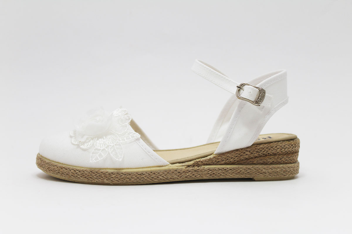 Alpargata hebilla flor blanco bordado niña