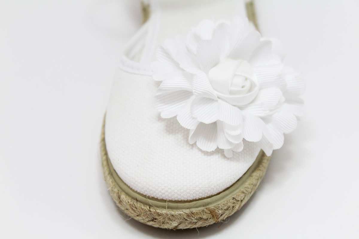 Alpargata blanca flor niña comunión - Imagen 3