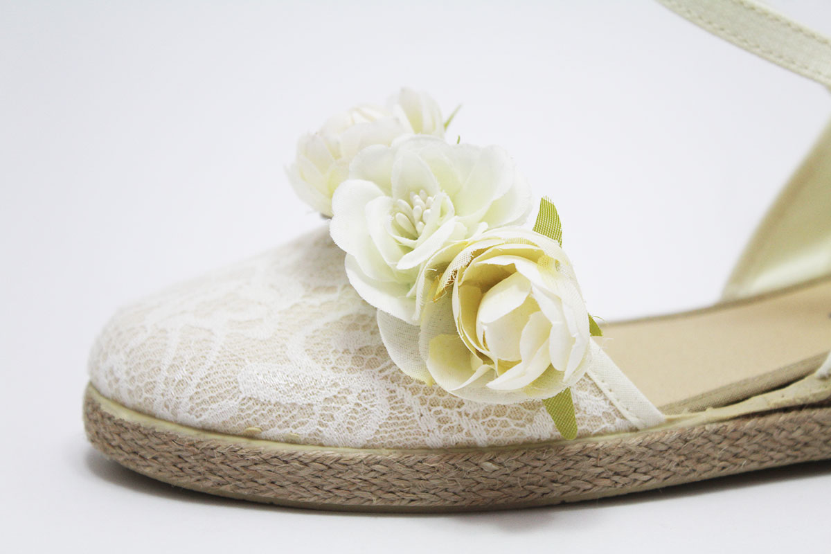 Alpargata bordado beige flores niña - Imagen 4