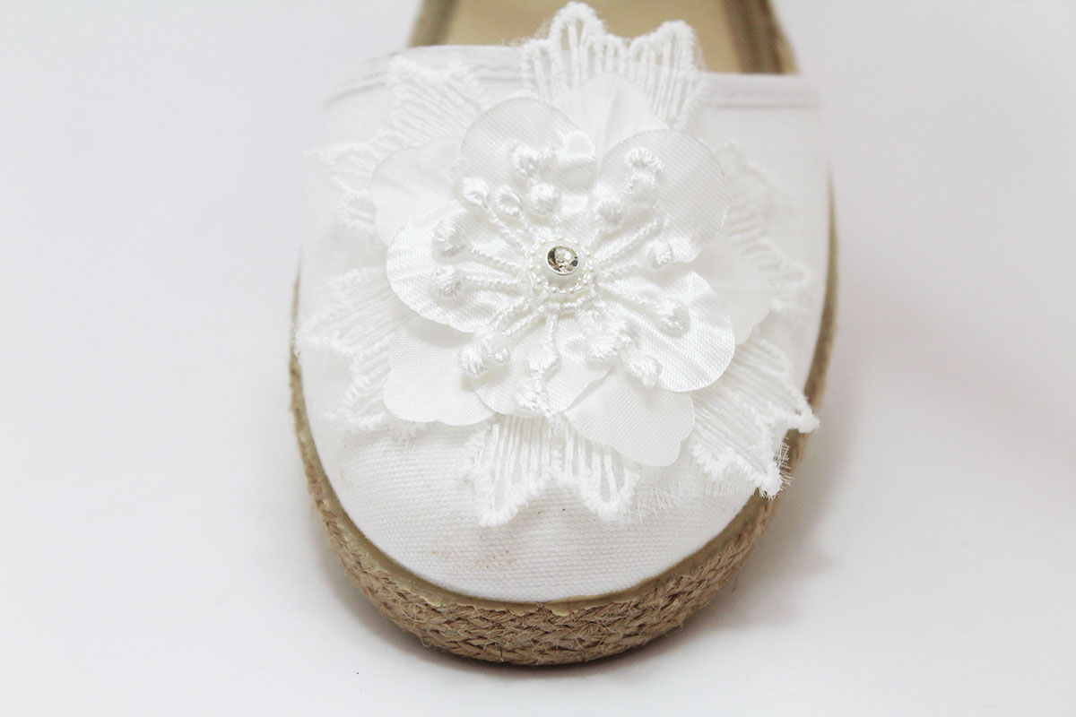 Alpargata hebilla flor blanco comunión niña - Imagen 4