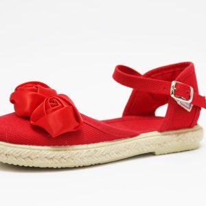 Alpargata roja adorno flor raso hebilla