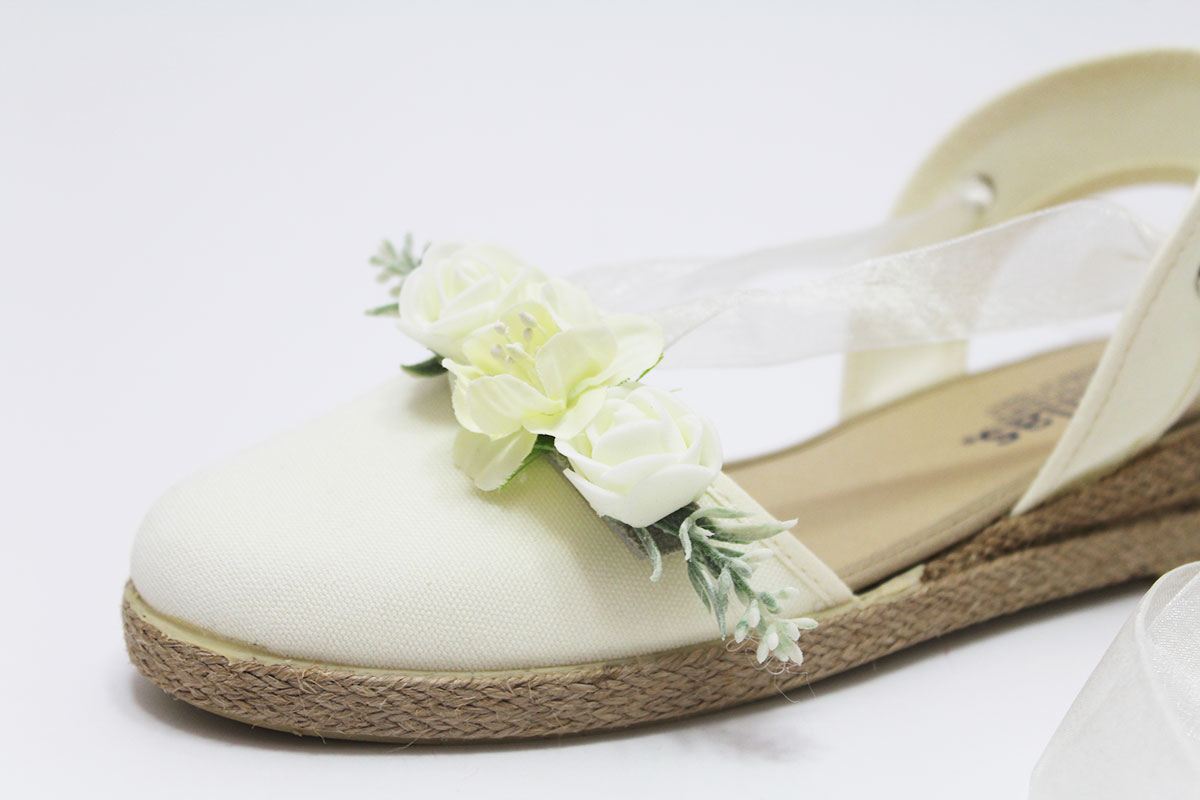 Alpargata beige tres flores lazo anudado - Imagen 3