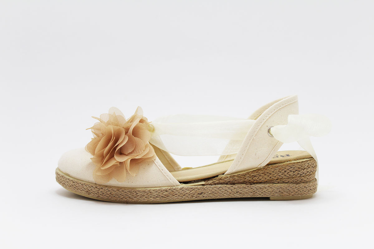 Alpargata cintas raso flor camel niña - Imagen 4