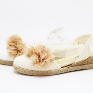 Alpargata cintas raso flor camel niña