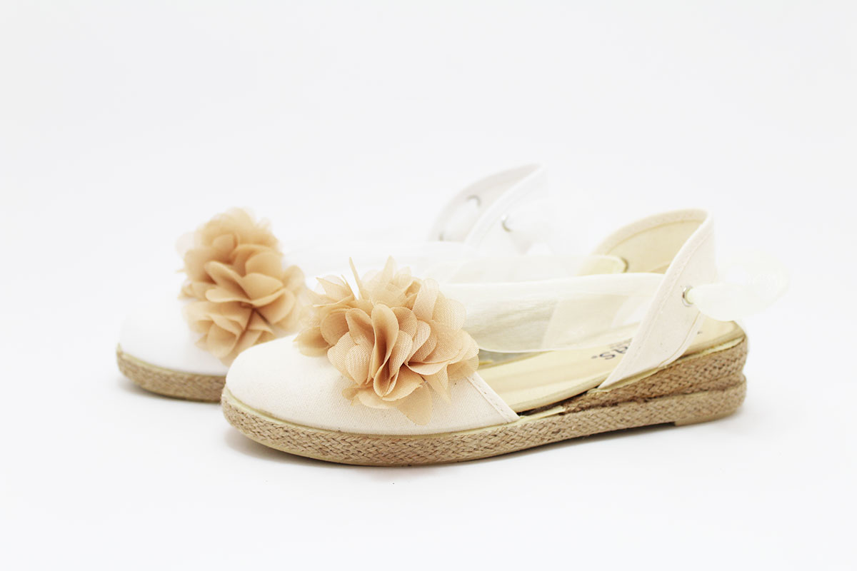 Alpargata cintas raso flor camel niña - Imagen 2