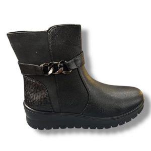 BL-126-4 Botín para señora plano con cremallera lateral de color negro.