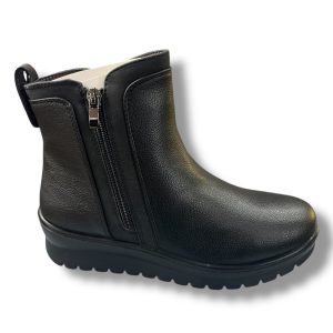 BL-126-6 Botín para señora plano con cremallera lateral de color negro.