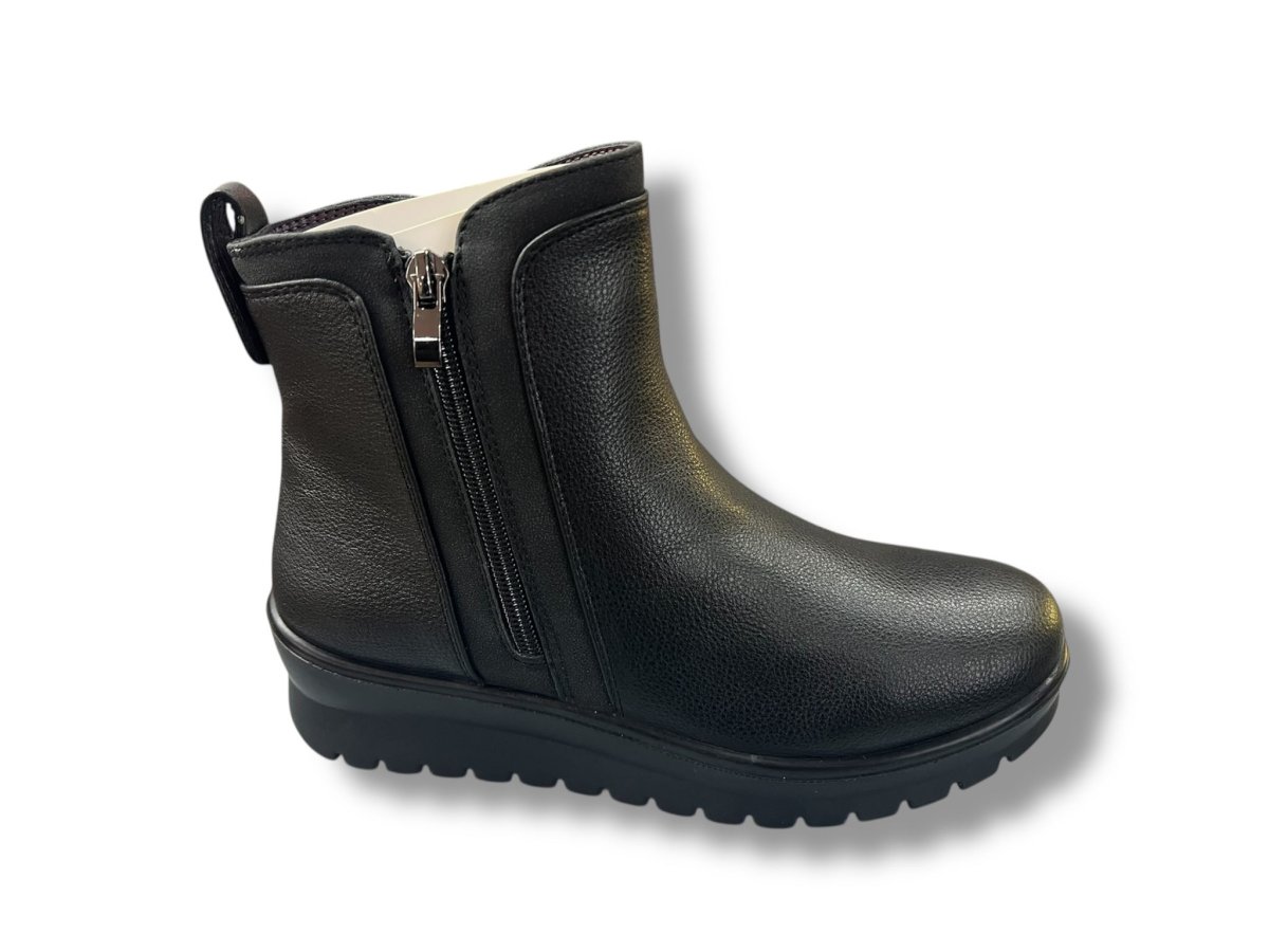 BL-126-6 Botín para señora plano con cremallera lateral de color negro.