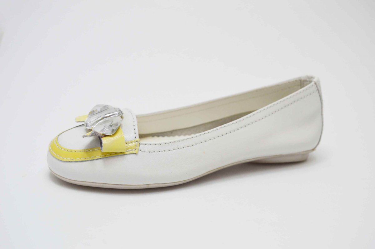 Bailarina con perlitas blanco y amarillo