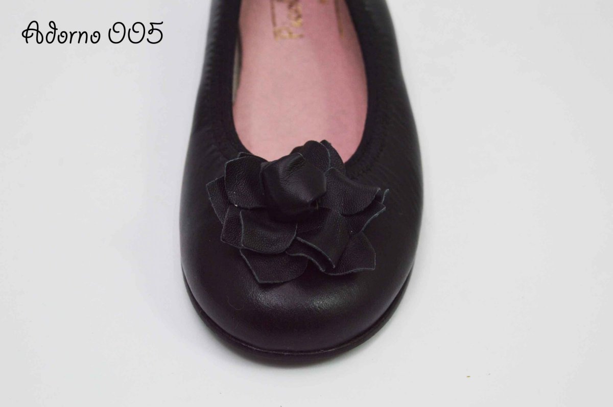Adornos de piel en negro para zapatos - Imagen 5