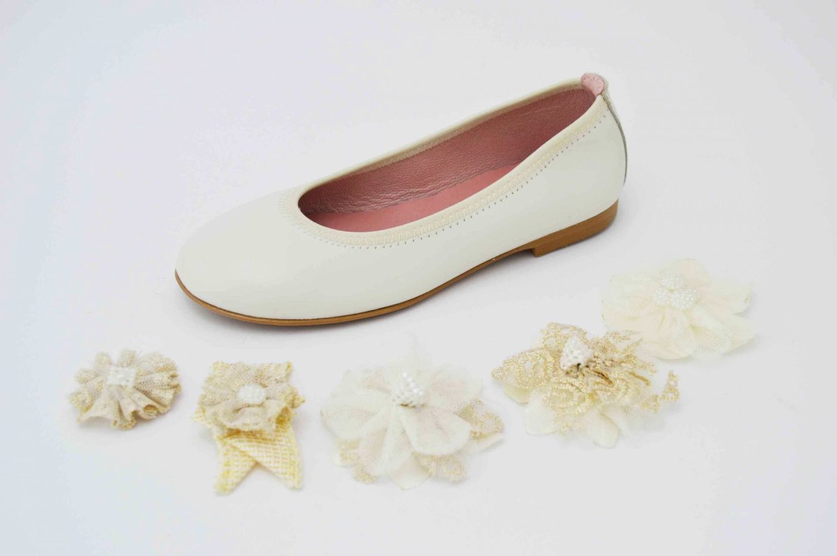 Bailarinas beige con adornos flor de tela