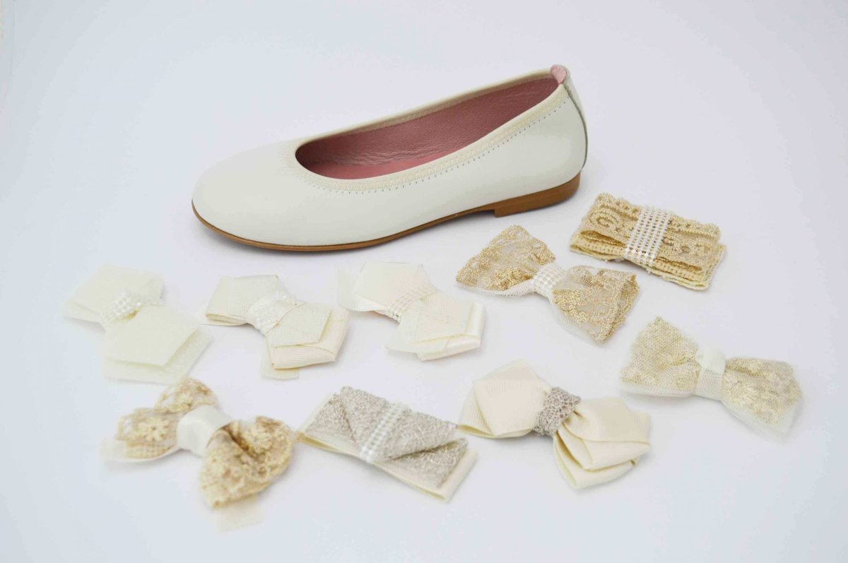 Bailarinas beige con adornos lazo de tela - Imagen 2