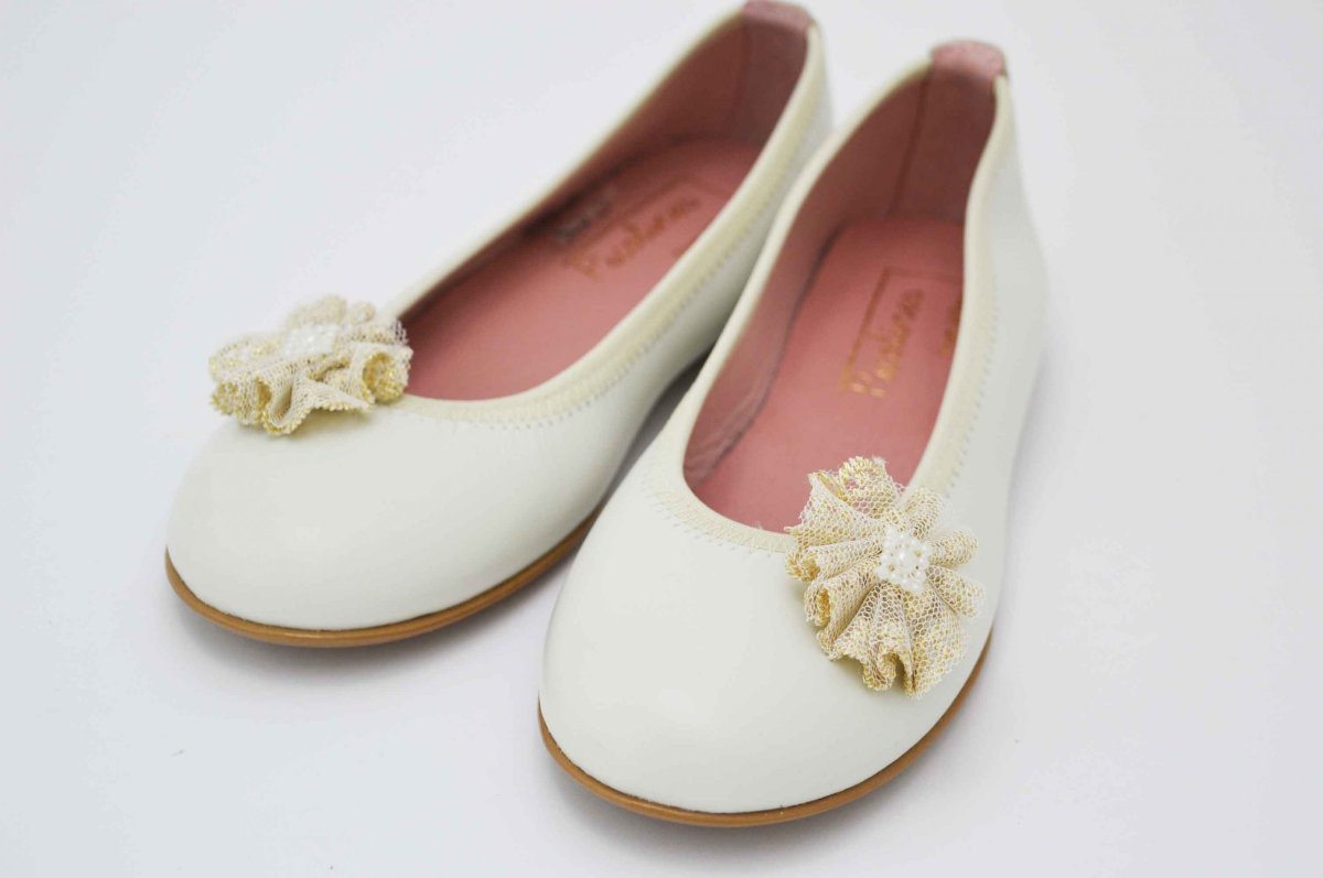 Bailarinas beige con adornos flor de tela - Imagen 3