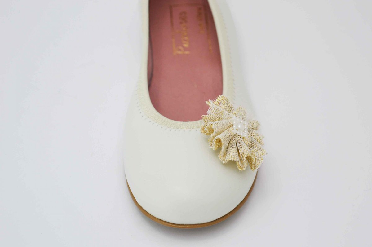 Bailarinas beige con adornos flor de tela - Imagen 4