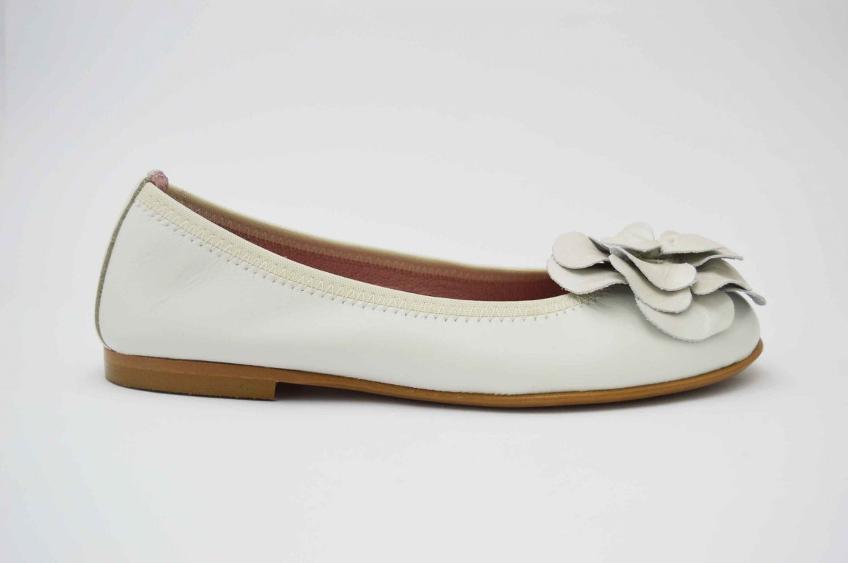 Bailarinas beige con adornos flor - Imagen 3