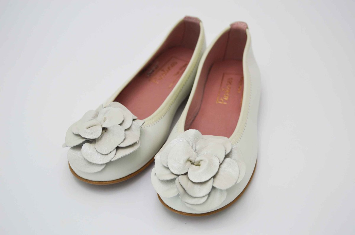 Bailarinas beige con adornos flor - Imagen 4