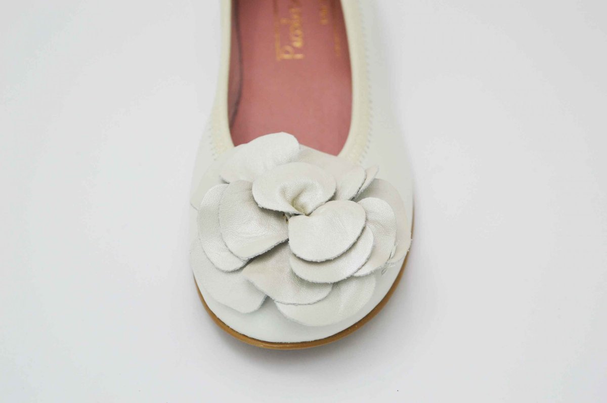 Bailarinas beige con adornos flor - Imagen 6