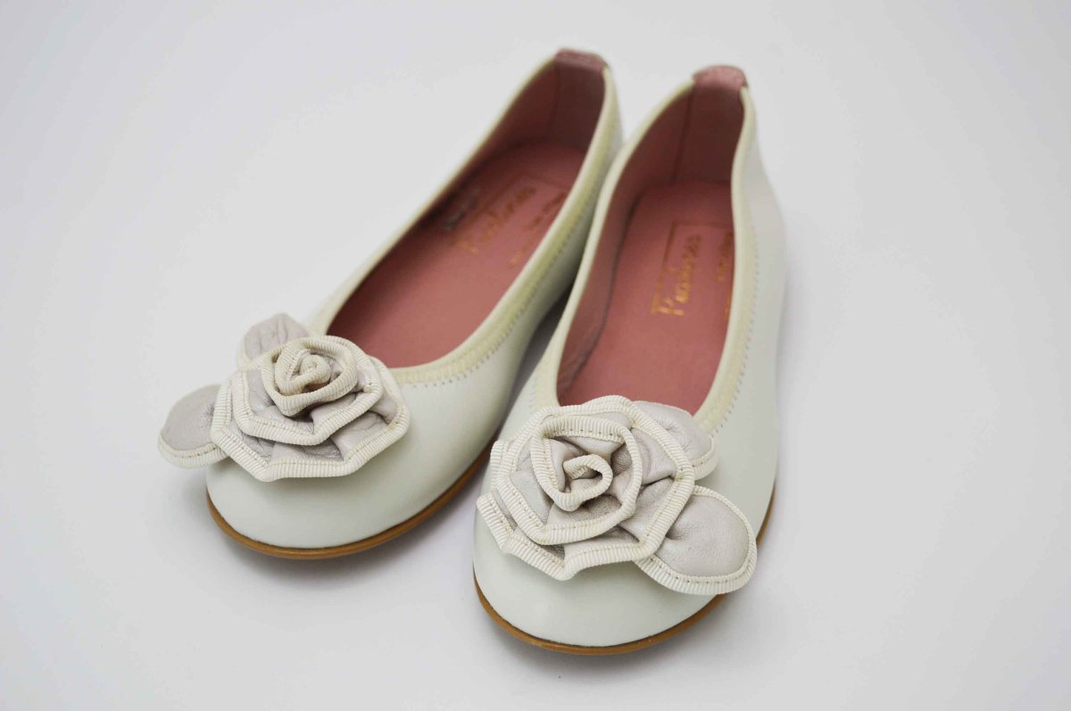 Bailarinas beige con adornos flor - Imagen 9