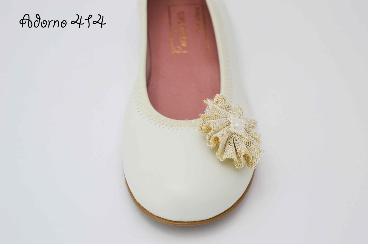 Bailarinas beige con adornos flor de tela - Imagen 5
