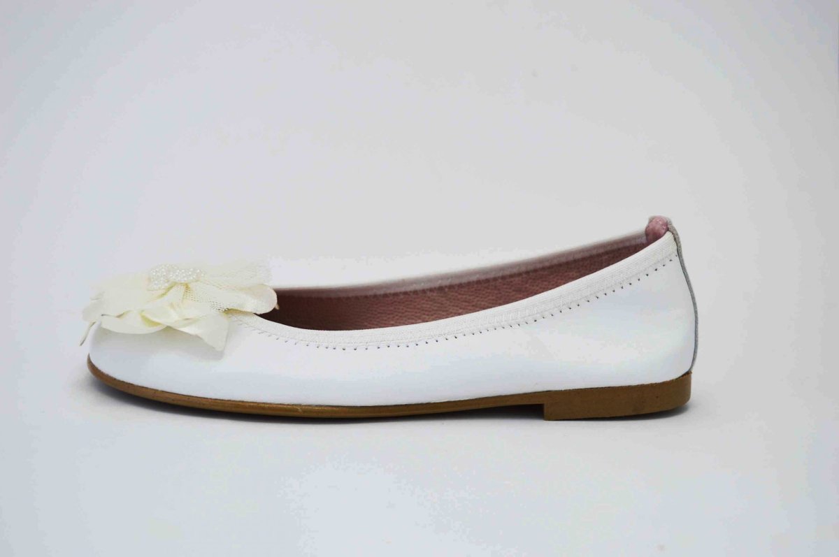 Bailarinas blanco con adornos de tela niña - Imagen 3