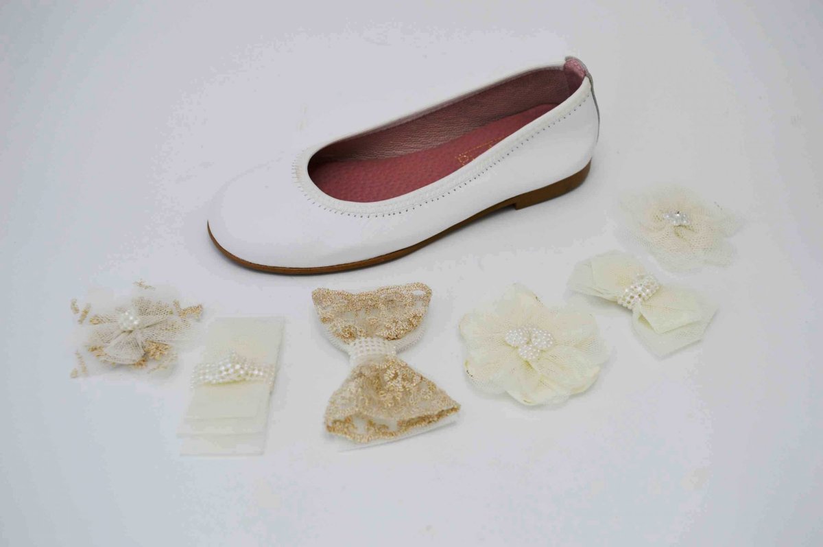 Bailarinas blanco con adornos de tela niña - Imagen 2