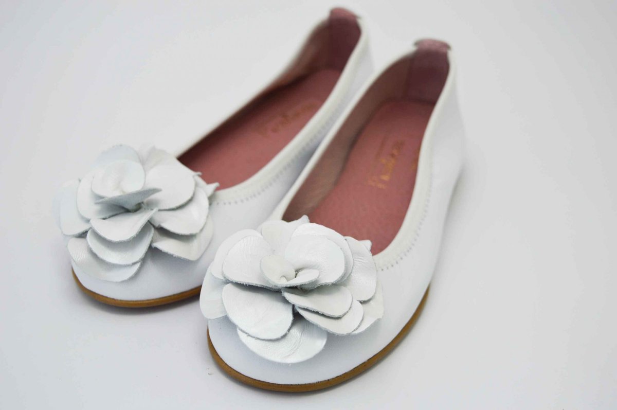 Bailarinas blanco con adornos flor - Imagen 3