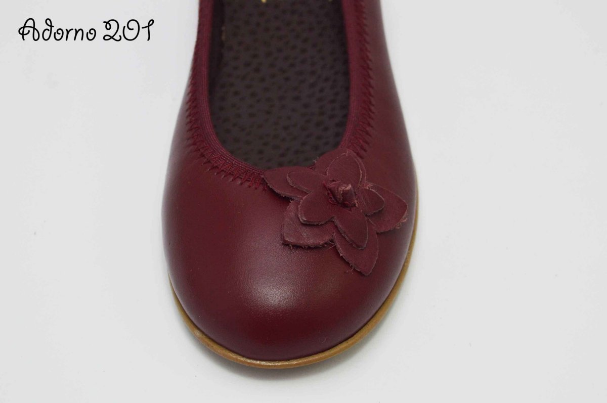 Adornos de piel en burdeos para zapatos - Imagen 4
