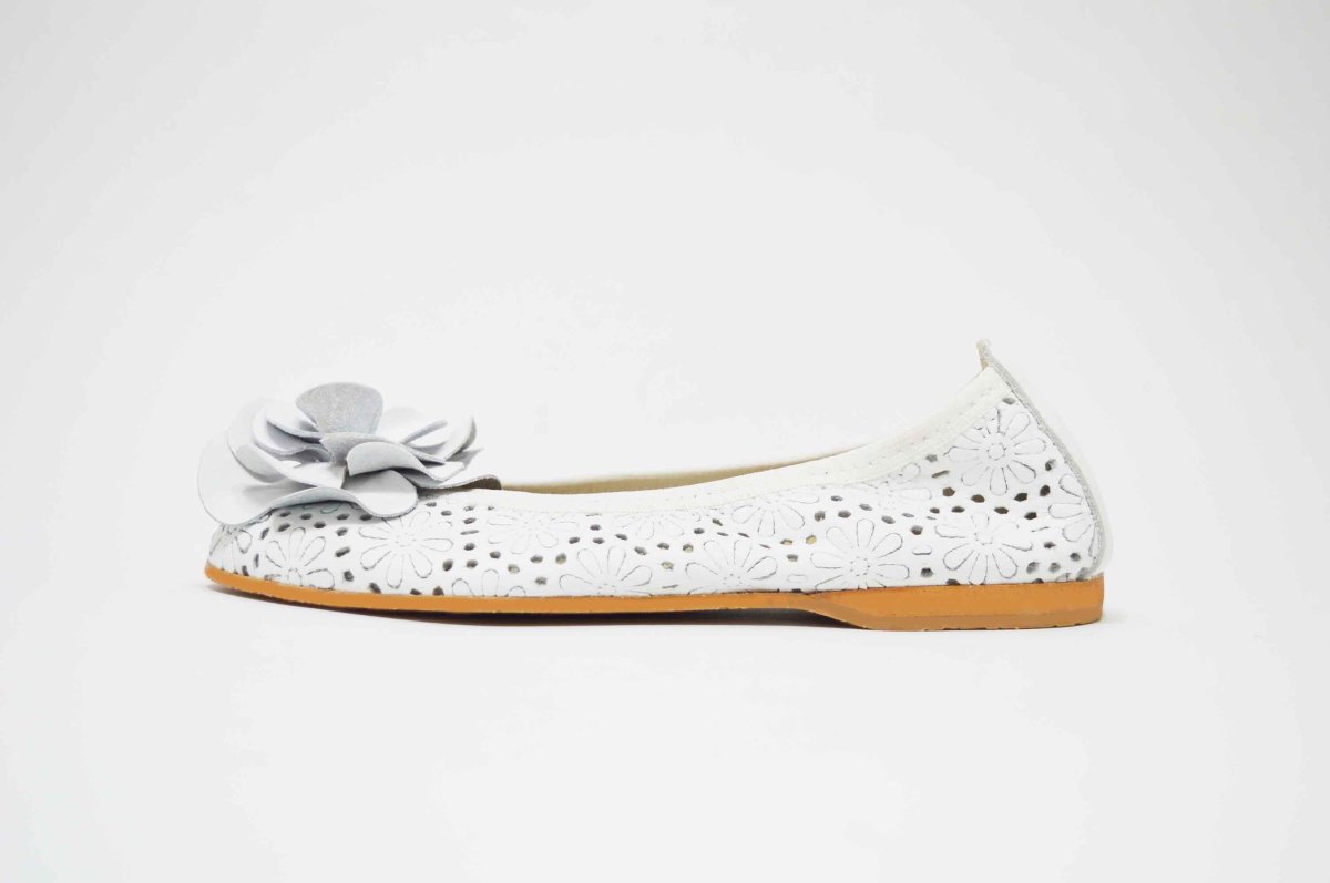Bailarina piel calada blanco con flor - Imagen 4