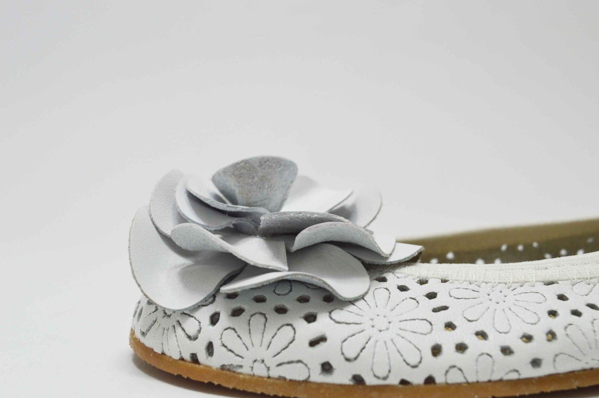 Bailarina piel calada blanco con flor - Imagen 6
